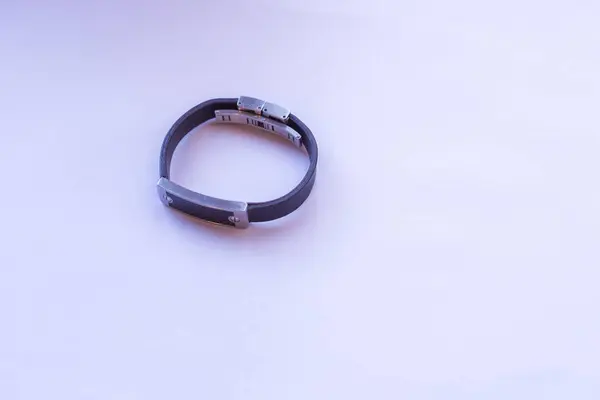 Bracelet Avec Bande Noire Sur Fond Blanc — Photo