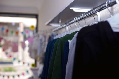 Bir mağazadaki kıyafetlerin bulanık arkaplanı