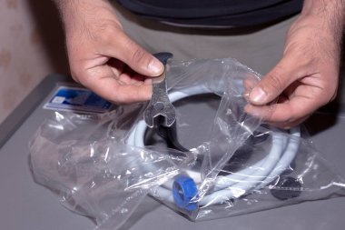 Beyaz kauçuk temizleyiciyi tutan birinin elini kapat.