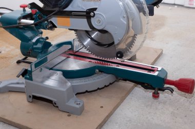 Dairesel bir bıçakla tahta kesmek için dairesel testere