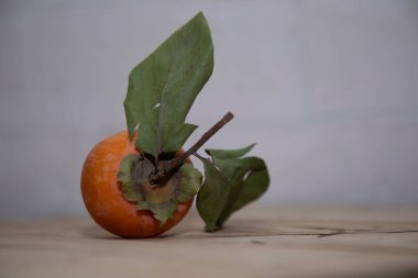 Beyaz arka planda yaprakları olan taze turuncu