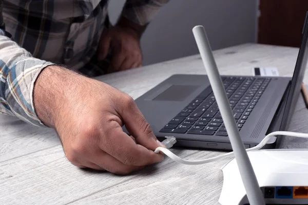 Erkek el laptop kullanma