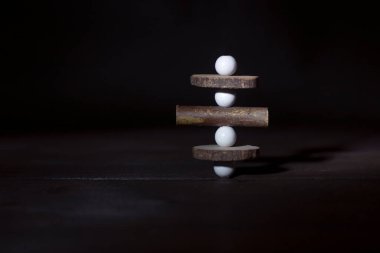 Siyah arkaplanı olan bir yığın beyaz ve siyah taş.