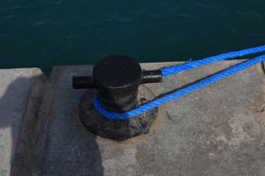 İp iskeleye bağlandı.