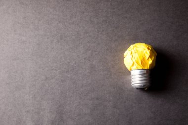 Koyu arkaplanda ampul