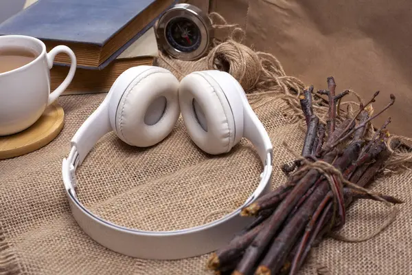 Bardak ve defter tahta arka planda.