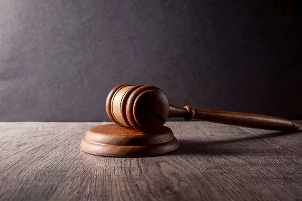 Yargıç tokmak ve teraziyi tahta masaya koy. adalet kavramı