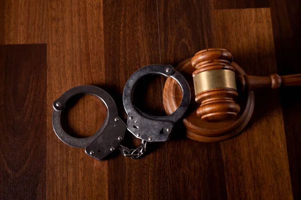 Yargıç tokmak ve kelepçe. Hukuk ve adalet kavramı