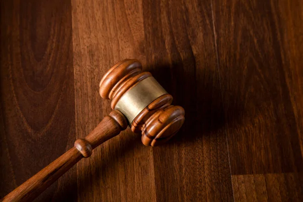 Yargıç çekiç masada.