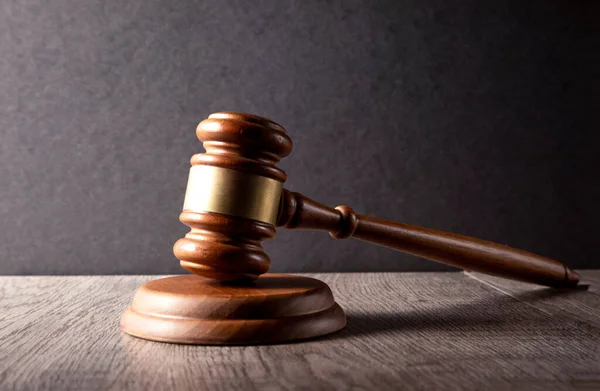 Hakimin tokmak ve kitap ile tokmak ahşap masa, adalet ve hukuk kavramı