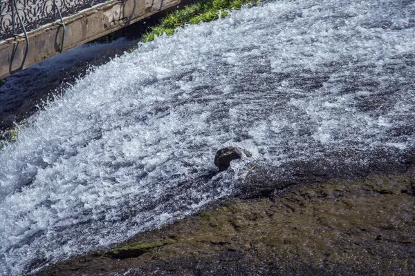 Vodopád Tekoucí Kamene Řece — Stock fotografie
