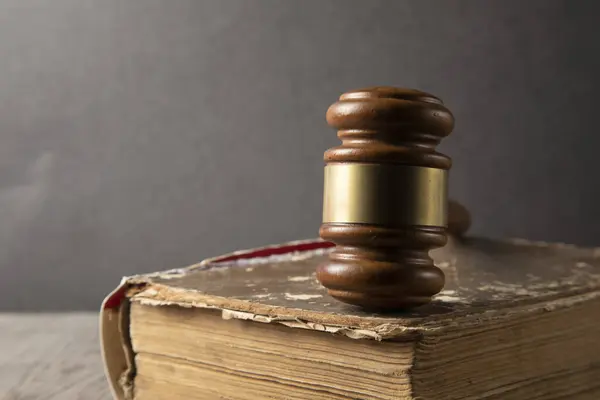 Hukuk ve adalet temalı resim.