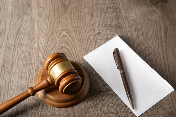 Yargıç Tokmak ve kitap masada.