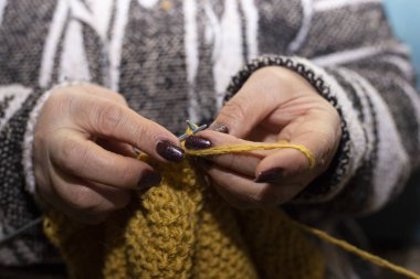 İpliği tellere geçir, eller çok güzel olur..