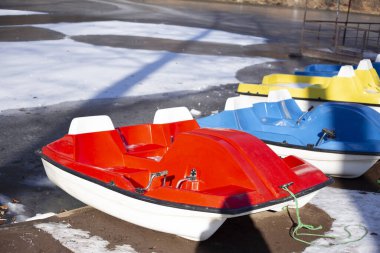 Renkli teknelerin soyutlanması turistler için hazırlandı