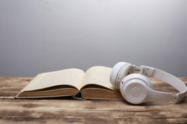 Modern ahşap masa ciltli kitap kulaklıklarla