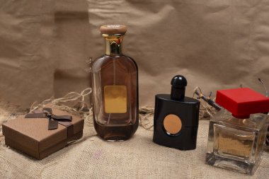 Ahşap arka planda ahşap parfüm