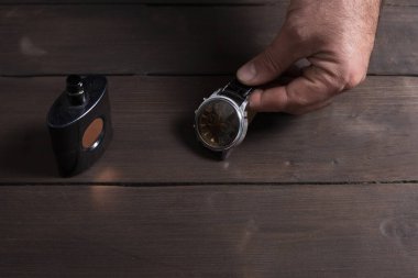 Tahta zeminde insan elini izle.