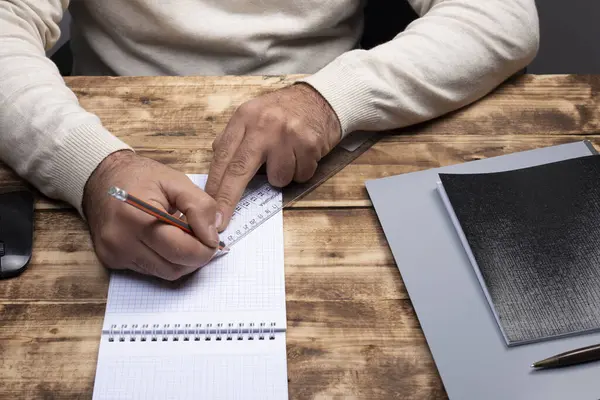 Ofiste çalışan bir adam.