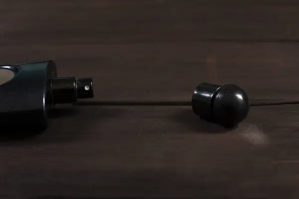 Ahşap arka planda parfüm