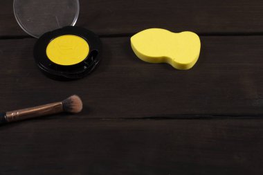  Ahşap arka planda profesyonel makyaj ürünleri