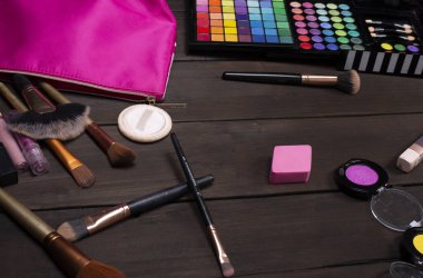  Ahşap arka planda profesyonel makyaj ürünleri