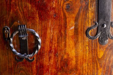 Kilisenin eski kapısında kapı tokmağı