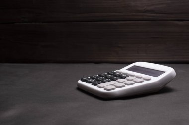  Siyah arkaplanda beyaz hesap makinesi