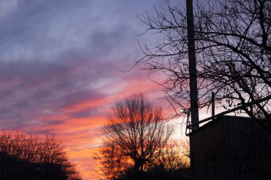 Ateşli turuncu günbatımı gökyüzü. Güzel gökyüzü.