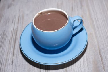 Gri masada sıcak kahve. 