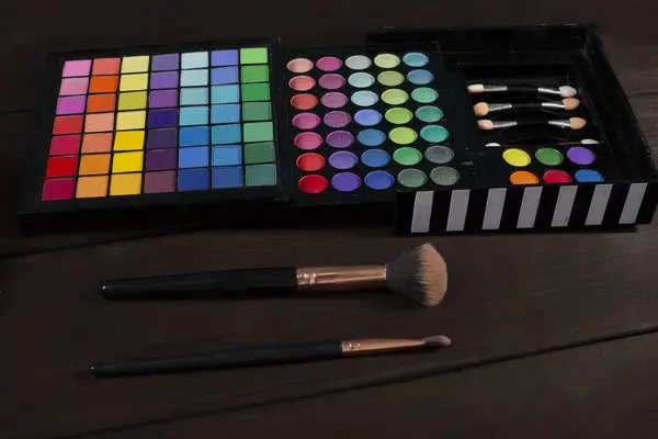  Ahşap arka planda profesyonel makyaj ürünleri