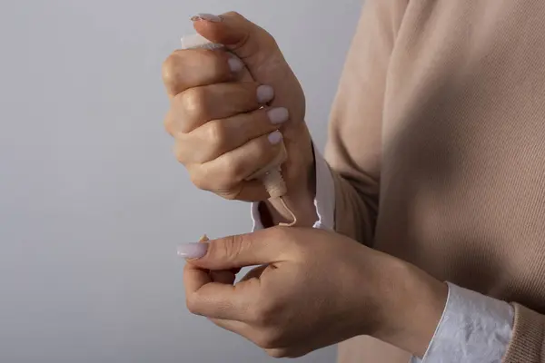 Kadının elinde sesi krem