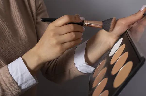 El paleti ve profesyonel fırçayla vizeyi kapat