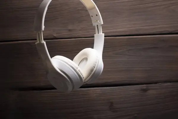 ahşap zemin üzerinde beyaz kulaklık