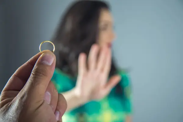 Kocasının elinde alyans vardı. 