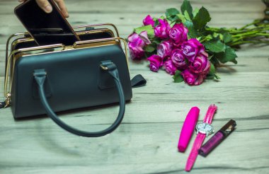 Güllü siyah çanta, gözlük.