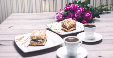 Kafe ve hamur işi ahşap arka planda