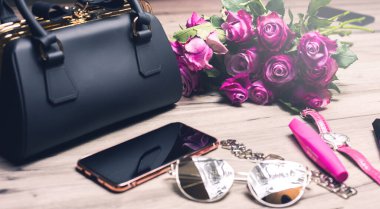 Güllü siyah çanta.