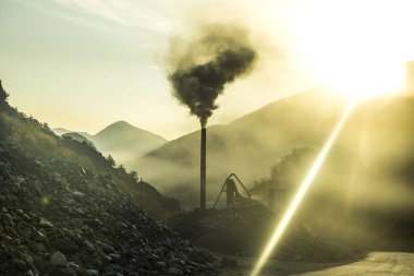 Fabrika tuğlası bacasından beyaz duman. Ekoloji ve Üretim.