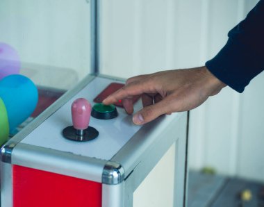 Genç adam oyun kontrolörüyle oynuyor