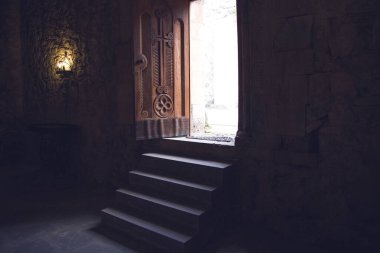 Açık kapıdan bir karanlık boş Odaya giren ışık