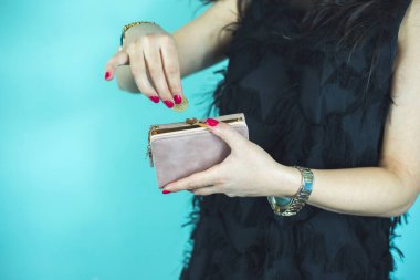 Eller cüzdanda 100 dolarlık banknotları sayar. 