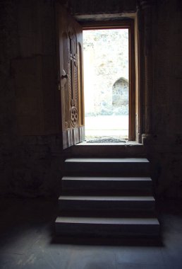Açık kapıdan bir karanlık boş Odaya giren ışık
