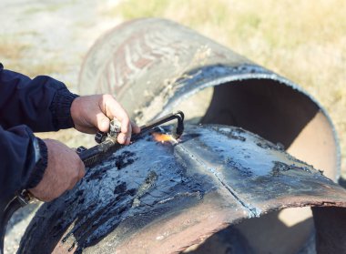 Asetilen meşalesiyle metal kesimi