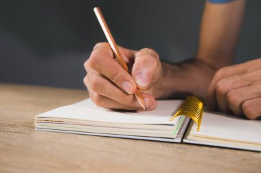  Genç adam defter defterine not alıyor..