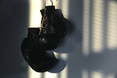 Duvarda kırmızı boks eldivenleri