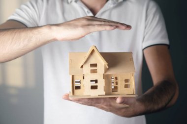 ev modeli tutan adam