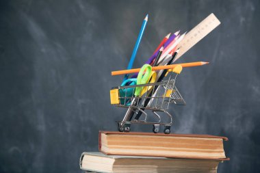 Süpermarket tramvayındaki okul veya ofis malzemeleri 