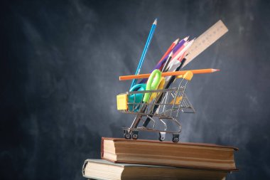 Süpermarket tramvayındaki okul veya ofis malzemeleri 