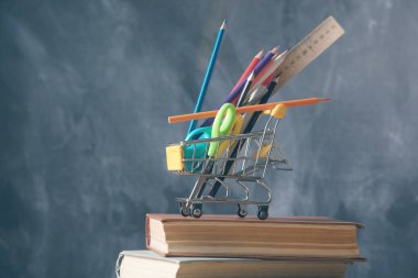 Süpermarket tramvayındaki okul veya ofis malzemeleri 